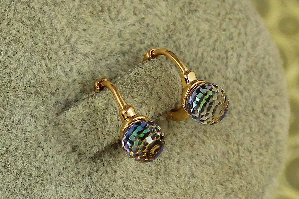 Сережки дитячі Xuping Jewelry Сваровські хамелеон багатогранність із зеленими каменями 1 см золотисті - фото 2