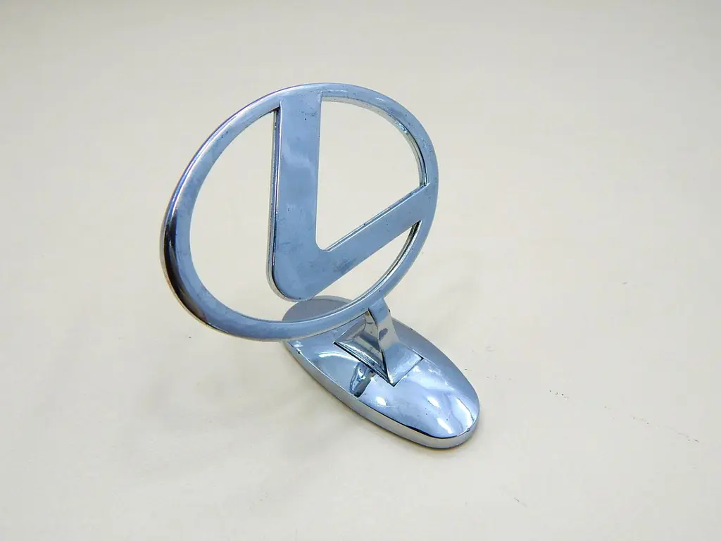 Емблема приціл на капот Lexus Хром сплав на скотчі (Завод) - фото 3