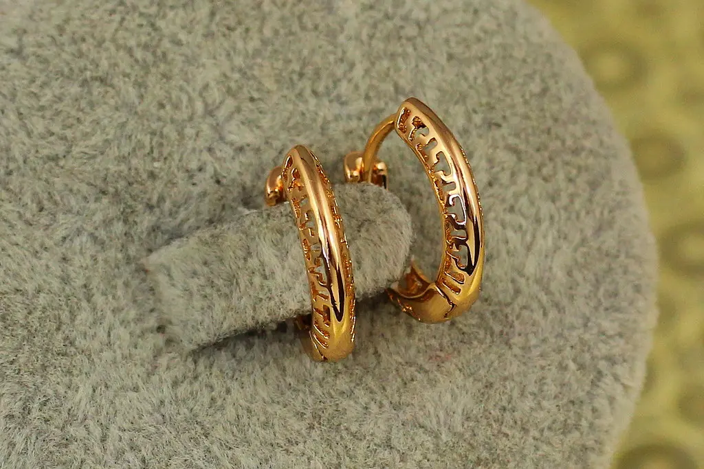 Сережки Xuping Jewelry колечки з грецьким візерунком по бокам 1,5 см золотисті - фото 2