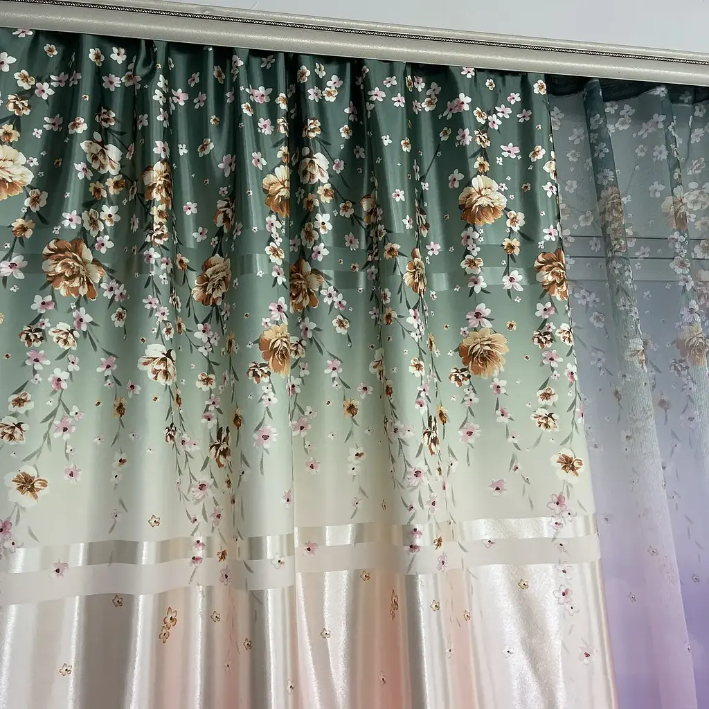 Атласні штори з квітами бірюзового кольору 150х270 з тюлистом батистовим 400х270 на тасьме ALBO pbe0052731 - фото 9