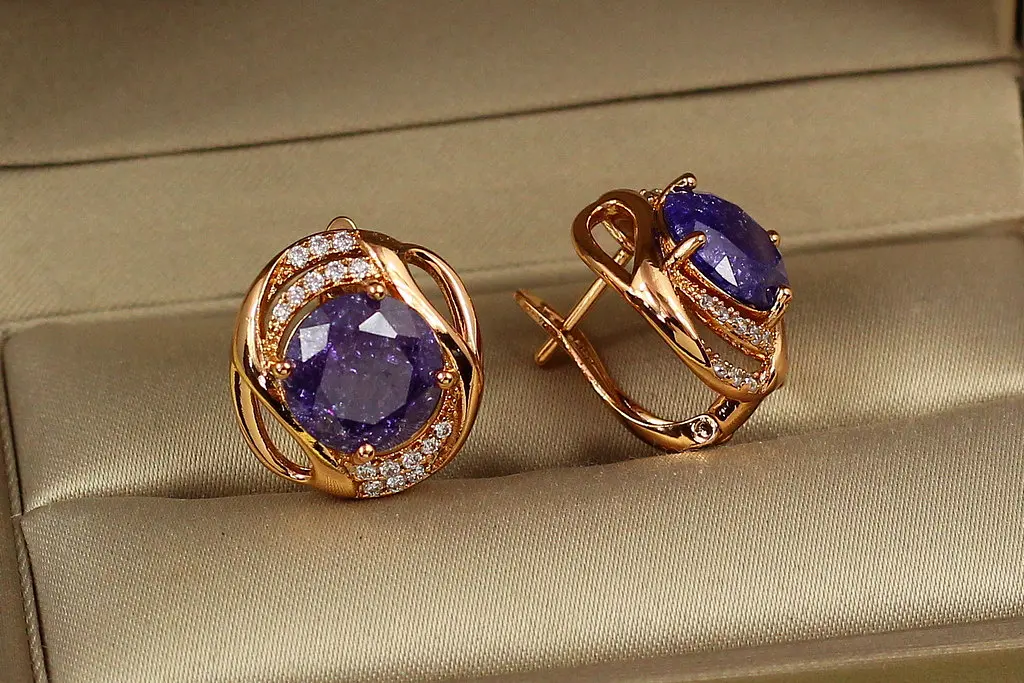 Сережки Xuping Jewelry кутюр"є із фіолетовими каменями 1,8 см золотисті - фото 3