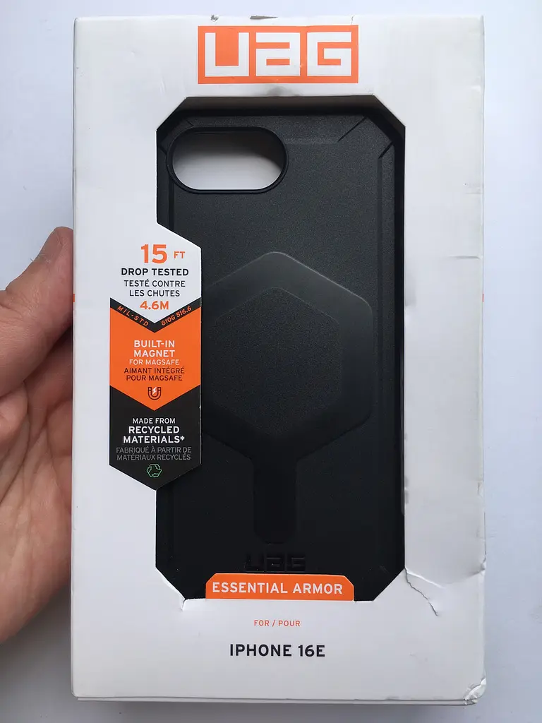 Оригінальний протиударний чохол для iPhone 16e / 17e UAG Essential Armor MagSafe Black 114496114040 - фото 2