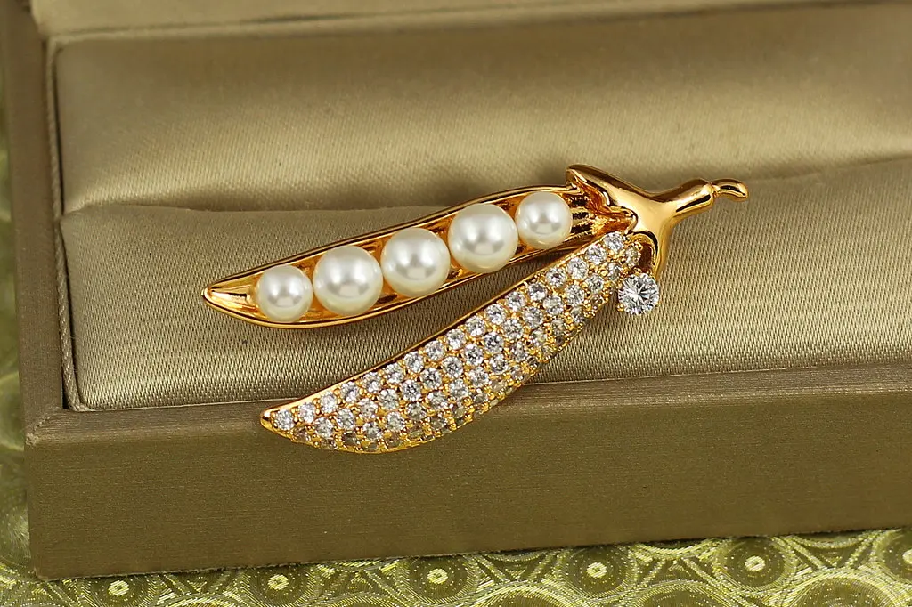 Брошка Xuping Jewelry Стручок з перлинами 4 см золотиста - фото 2