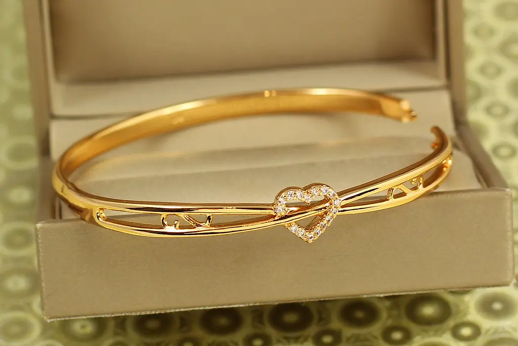 Браслет бэнгл Xuping Jewelry Сияние сердца 60 мм на руку от 17 до 19 см золотистый