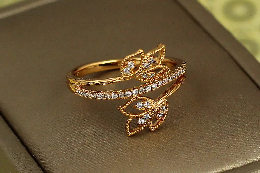 Кільце Xuping Jewelry молоде листя р 18 золотисте - фото 2