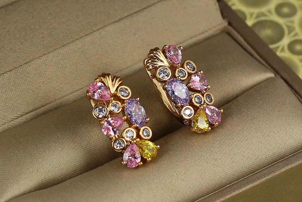 Сережки Xuping Jewelry Ріо із різнокольоровими каменями 2 см золотисті - фото 2