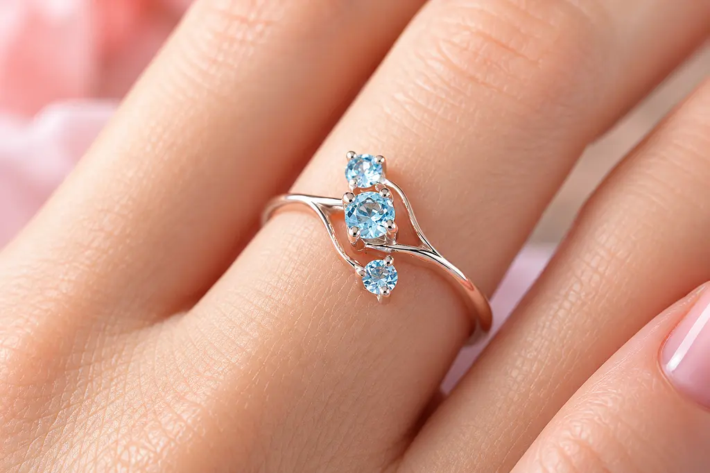 Жіноча золота каблучка Jewellery Continent з трьома блакитними топазами 21.5 (К-0925) - фото 4