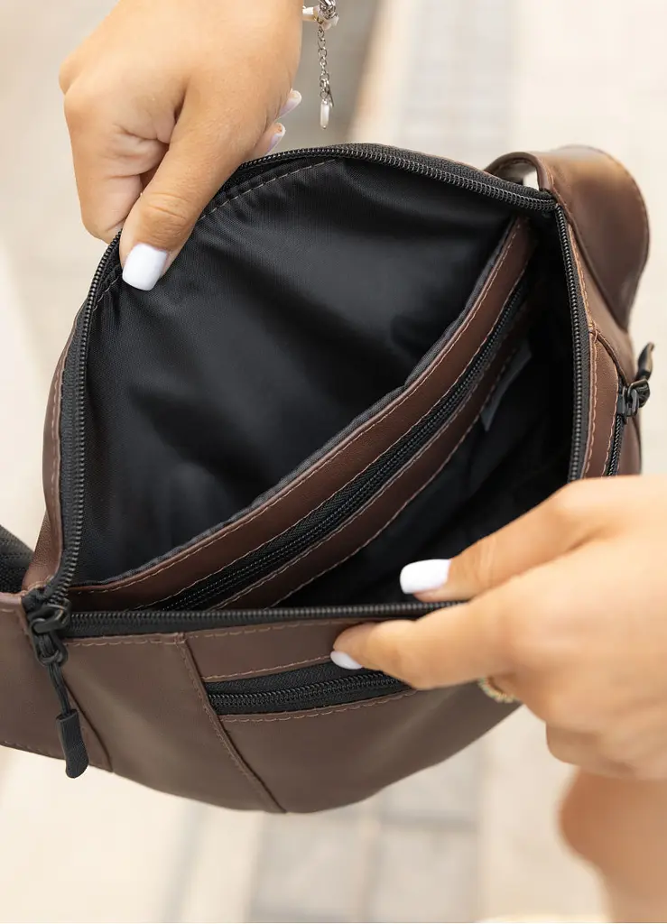 Жіноча сумка на пояс бананка Sambag Tirso Max шоколадна 38 × 17 × 6 см (80341020) - фото 7