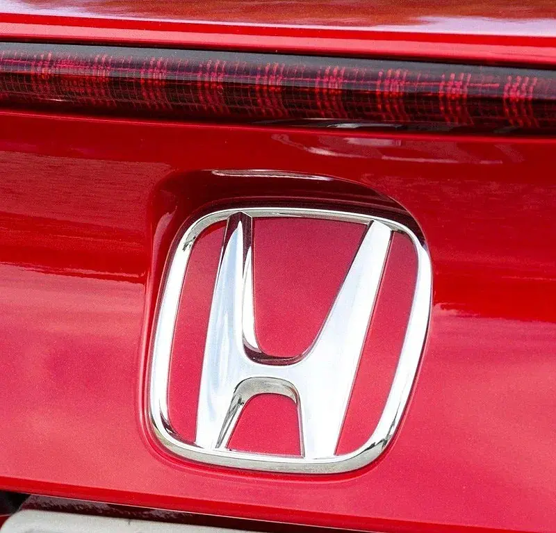 Емблема Honda Хром 65х79 мм (на двосторонньому скотчі) 17853 - фото 3