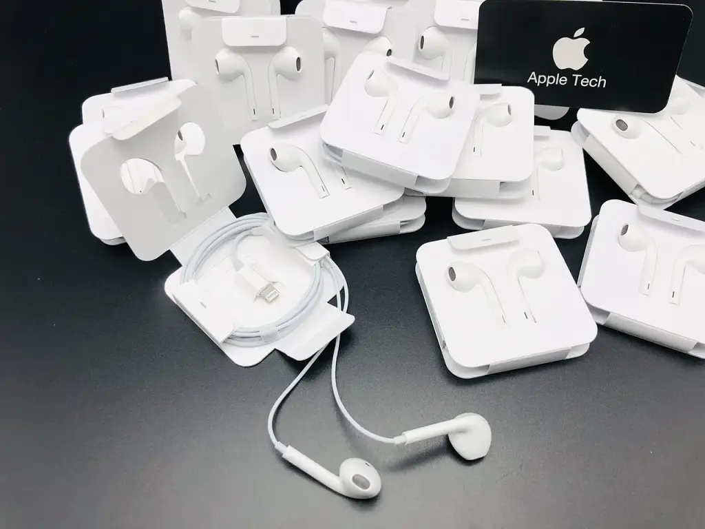 Дротові навушники Apple EarPods with Mic Lightning HC White - фото 2