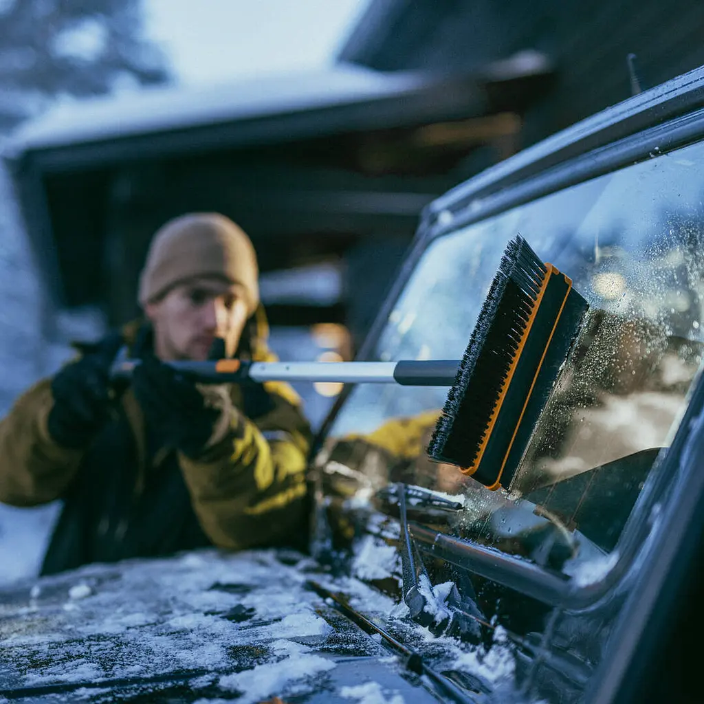 Щітка-скребок телескопічна поворотна Fiskars X-series™ (1078492) - фото 9
