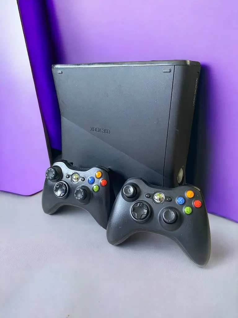 Стационарная игровая консоль Microsoft Xbox 360 Slim 500 ГБ + 100 игр, 2 джойстика - фото 2