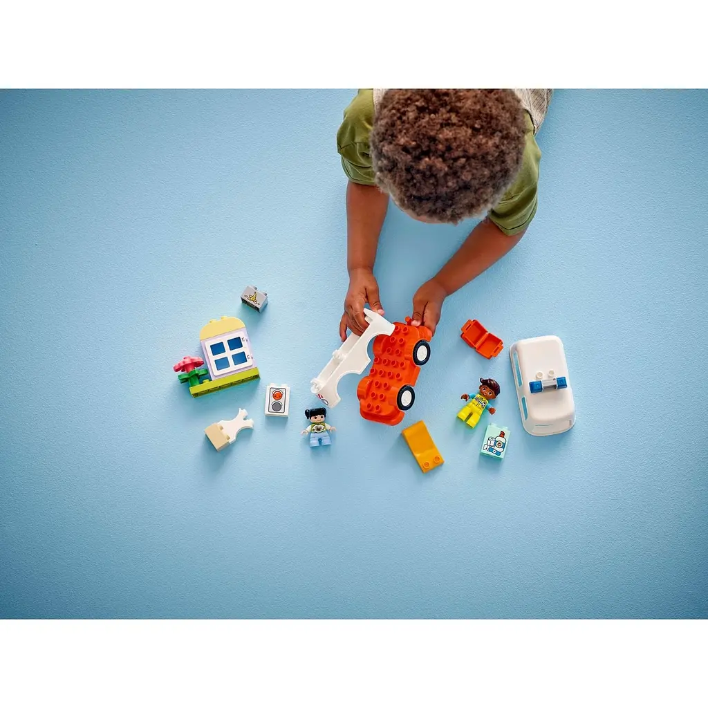 Уценка. Конструктор LEGO DUPLO Town Скорая помощь и водитель 19 деталей (10447) - фото 4