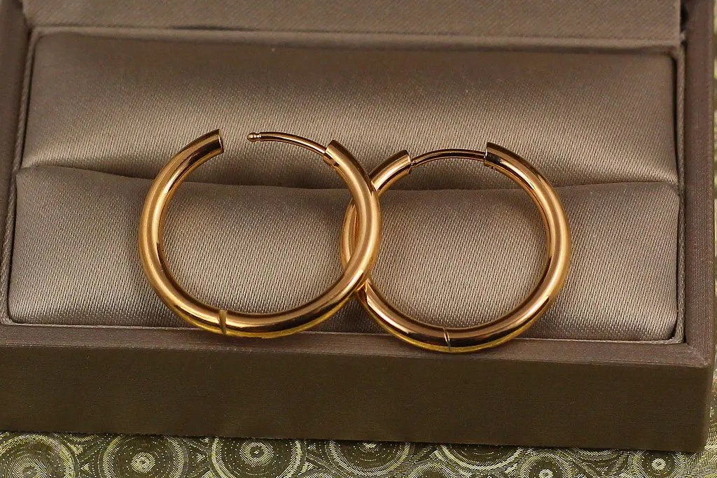 Сережки Xuping Jewelry гладкі кільця з округлими краями 2 см золотисті - фото 2