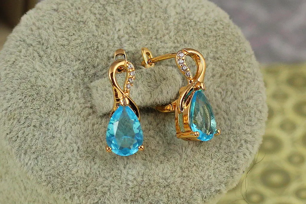 Сережки Xuping Jewelry Скандинавія з блакитним каменем 1,8 см золотисті - фото 2