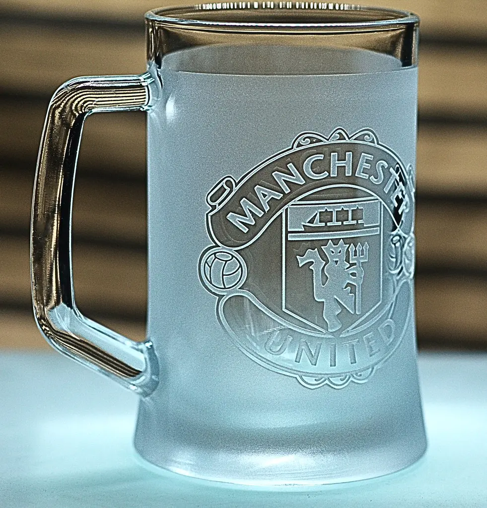 Пивний келих 660 мл ФК Манчестер Юнайтед FC Manchester United з гравіюванням подарунок для фаната ФК  футбольний кухоль - фото 2