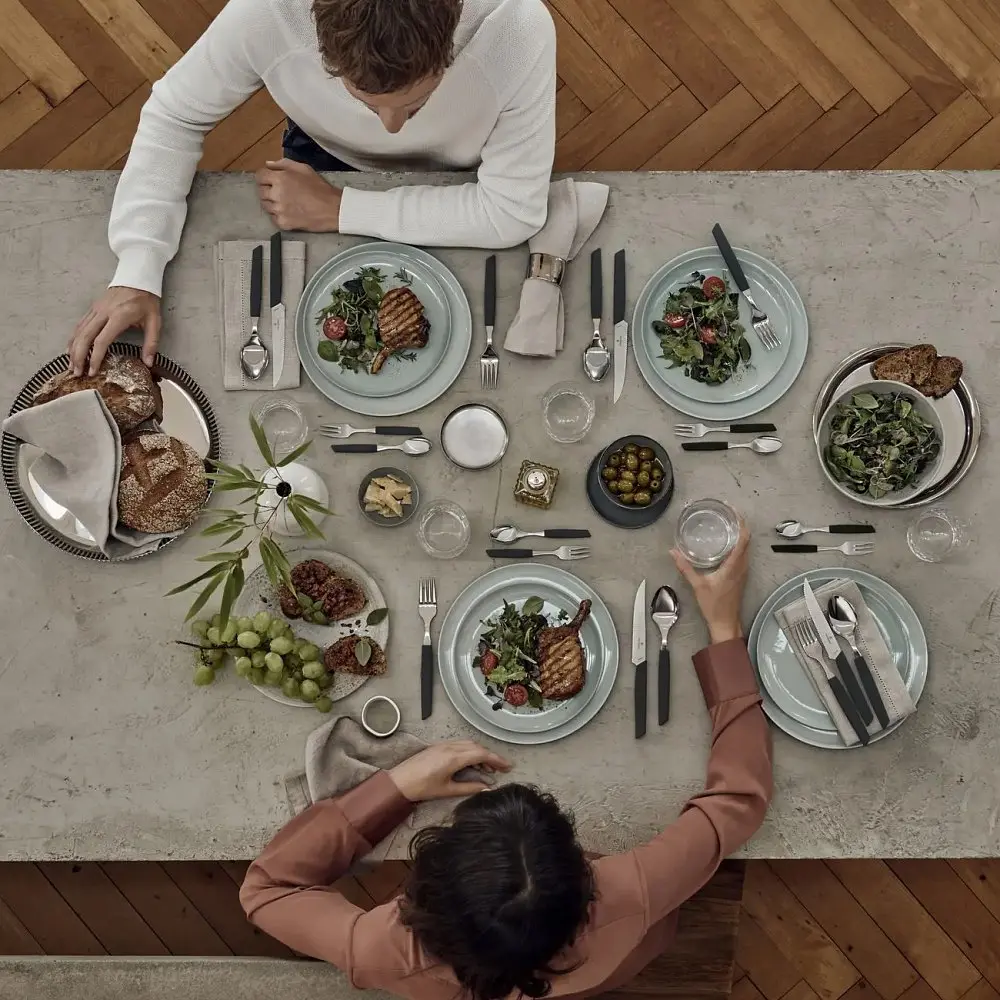 Кухонна виделка Victorinox Swiss Modern Cake 15см з черн. ручкою - фото 3