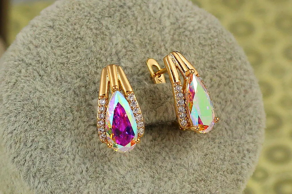 Сережки Xuping Jewelry Сонет з каменем хамелеон 1,7 см золотисті - фото 2