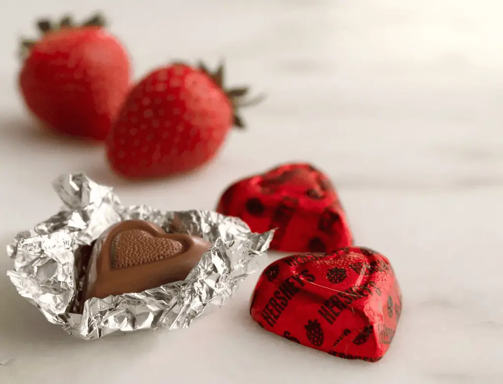 Шоколадні цукерки Hershey's Strawberry Creme Hearts Candy 249г - фото 3