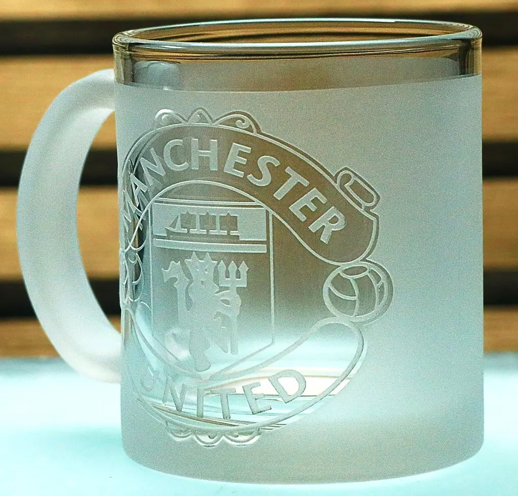 Стеклянная чашка 320 мл ФК Манчестер Юнайтед FC Manchester United с гравировкой подарок  футбольна кружка - фото 3