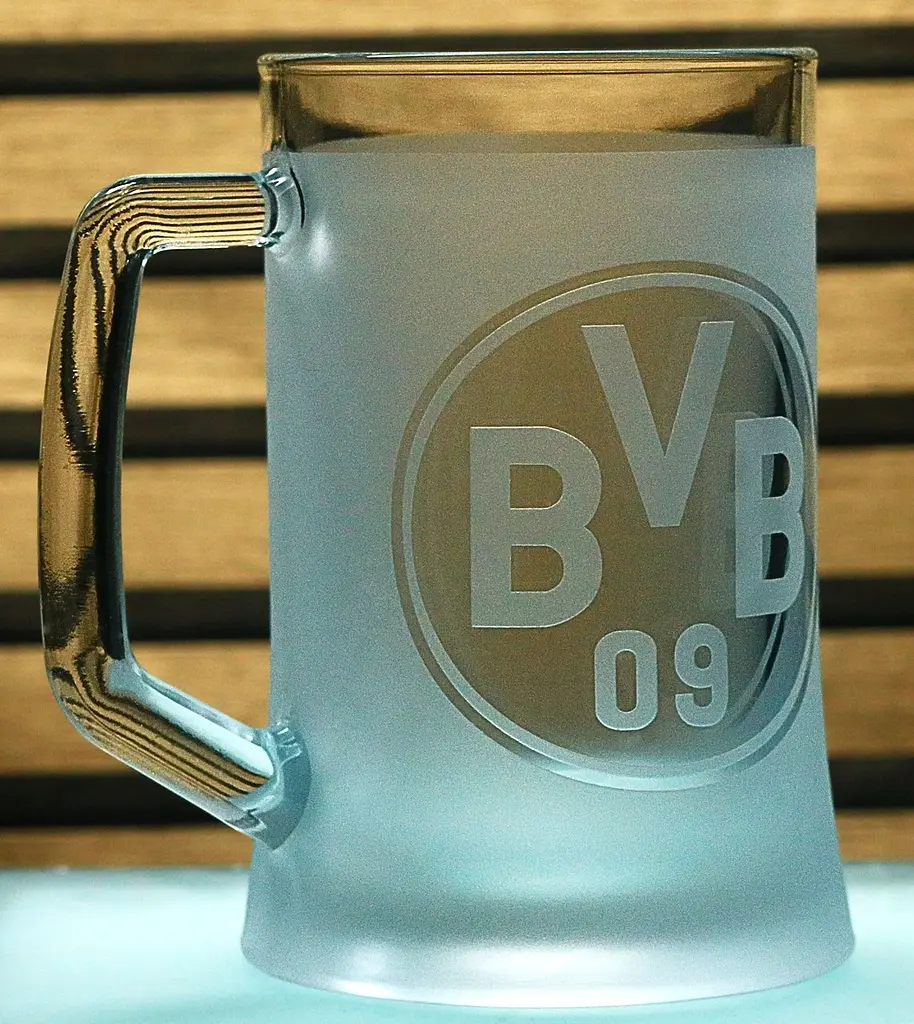 Пивний келих 660 мл ФК Боруссия Дортмунд Borussia з гравіюванням подарунок для фаната   футбольний кухоль - фото 2