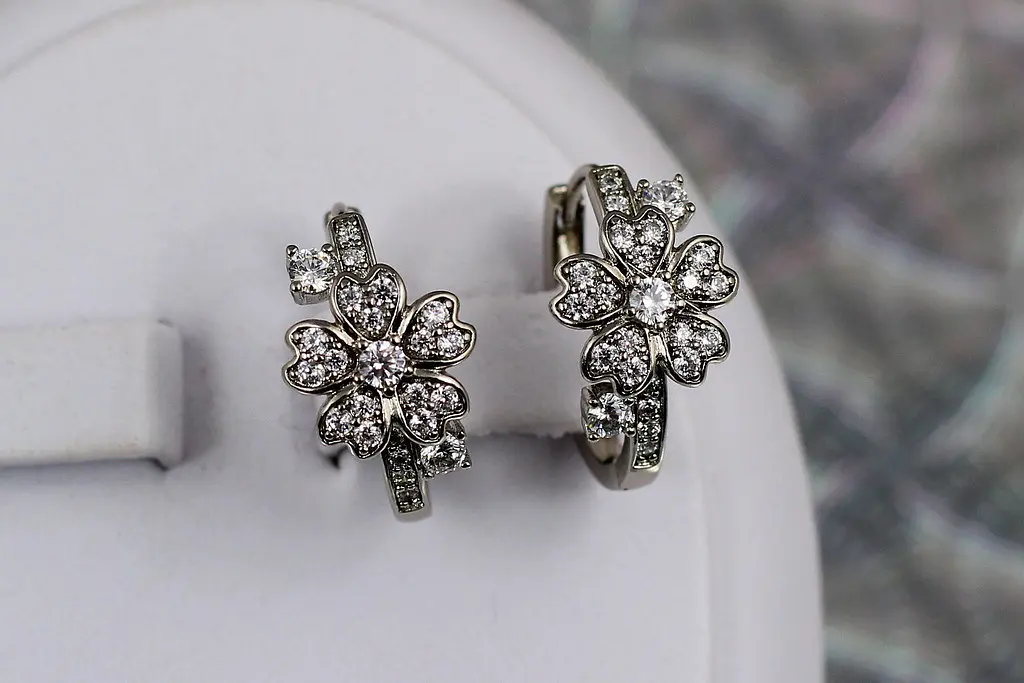 Сережки Xuping Jewelry квіточка із листячками 1.8 см сріблясті - фото 2