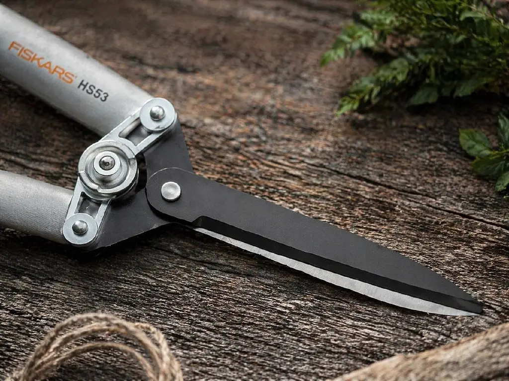 Набір Fiskars: Ножиці для кущів Fiskars White HS53 + Гілкоріз білий White L32 - фото 4