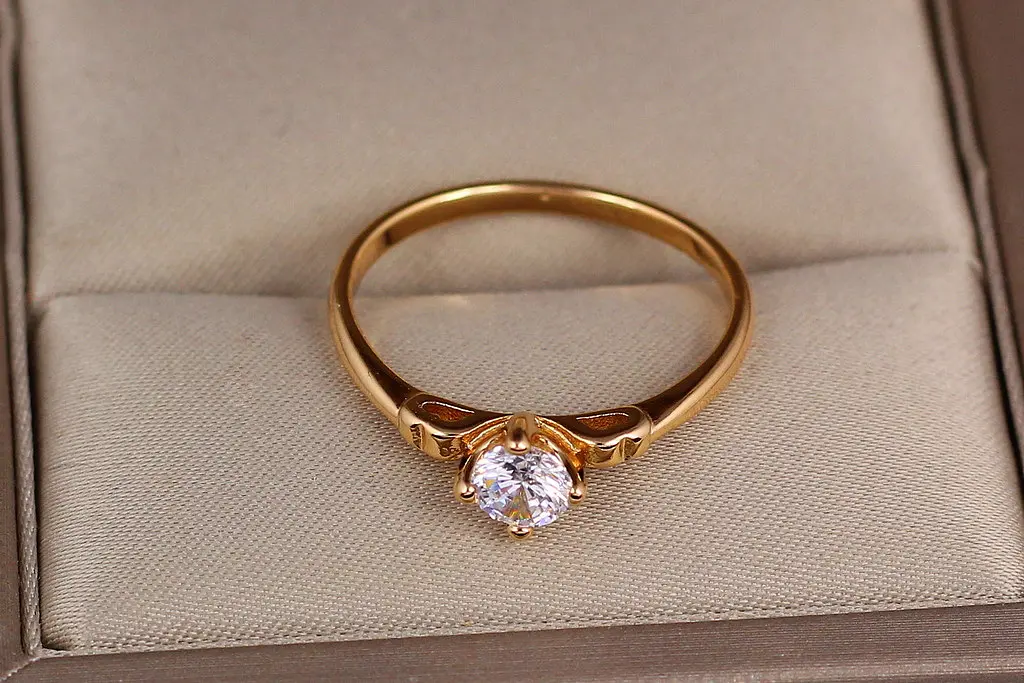 Кільце Xuping Jewelry з білим каменем на ніжці корона р 19 золотисте