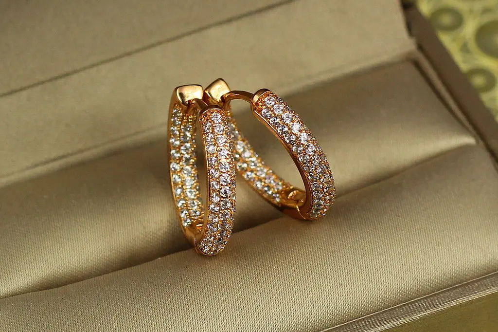 Сережки Xuping Jewelry опуклі кільця з камінням спереду та ззаду 2 см золотисті