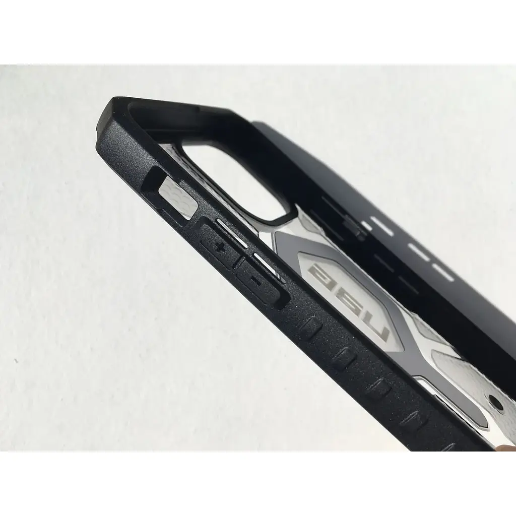 Оригинальный противоударный чехол UAG Pathfinder MagSafe для iPhone 15 Pro Max (6.7") Clear Ice (114301114343) - фото 9