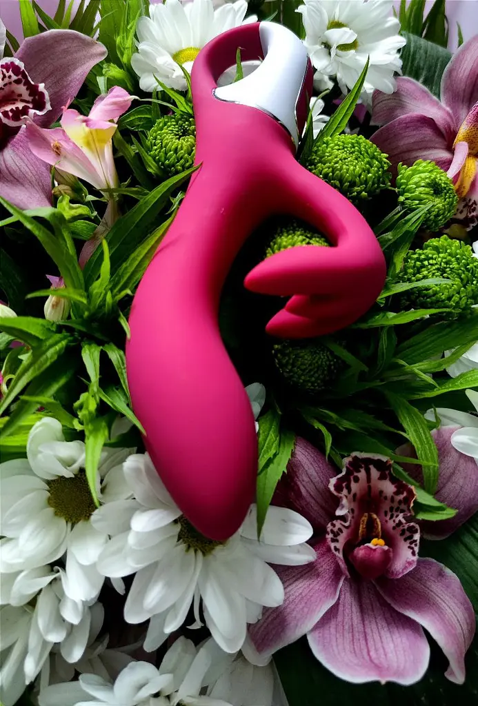 Вібратор-кролик Satisfyer Embrace me, 21.6х4.6 см бордо - фото 2