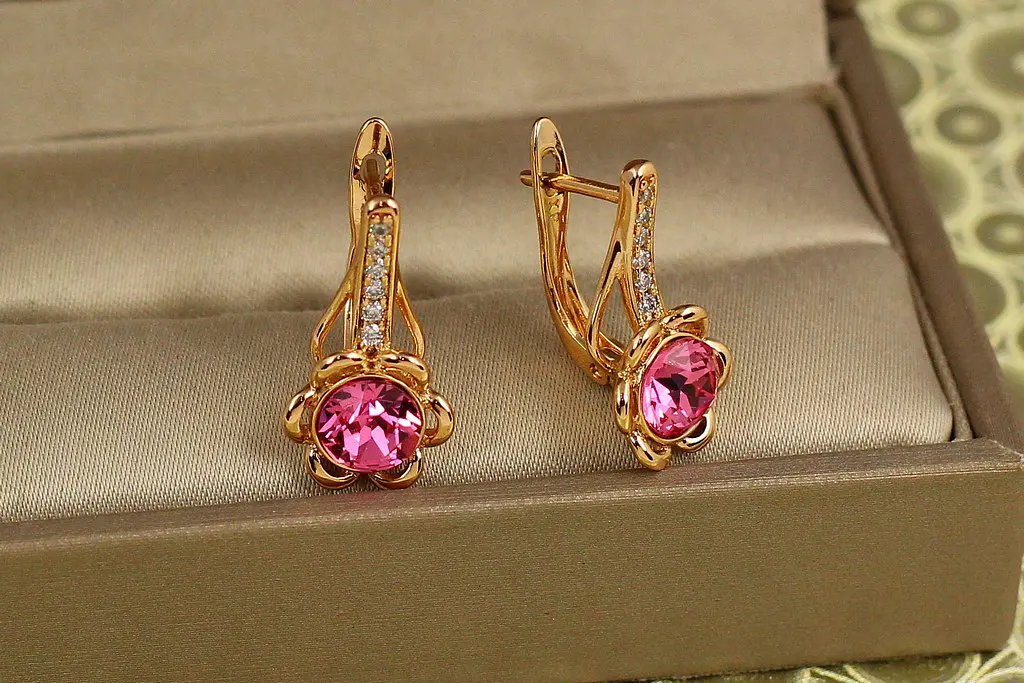 Сережки Xuping Jewelry Квітка з рожевим каменем Сваровські 1,9 см золотисті - фото 2