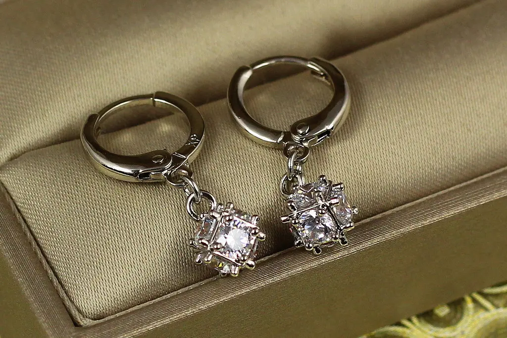 Серьги подвески Xuping Jewelry фианиты в кубике 6 мм 2.3 см серебристые - фото 2