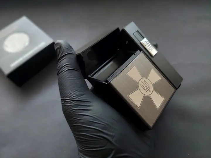 Портсигар на 20 сигарет із запальничкою та електроприкурювачем HL-424 Black Brown Хрест (15695) - фото 4