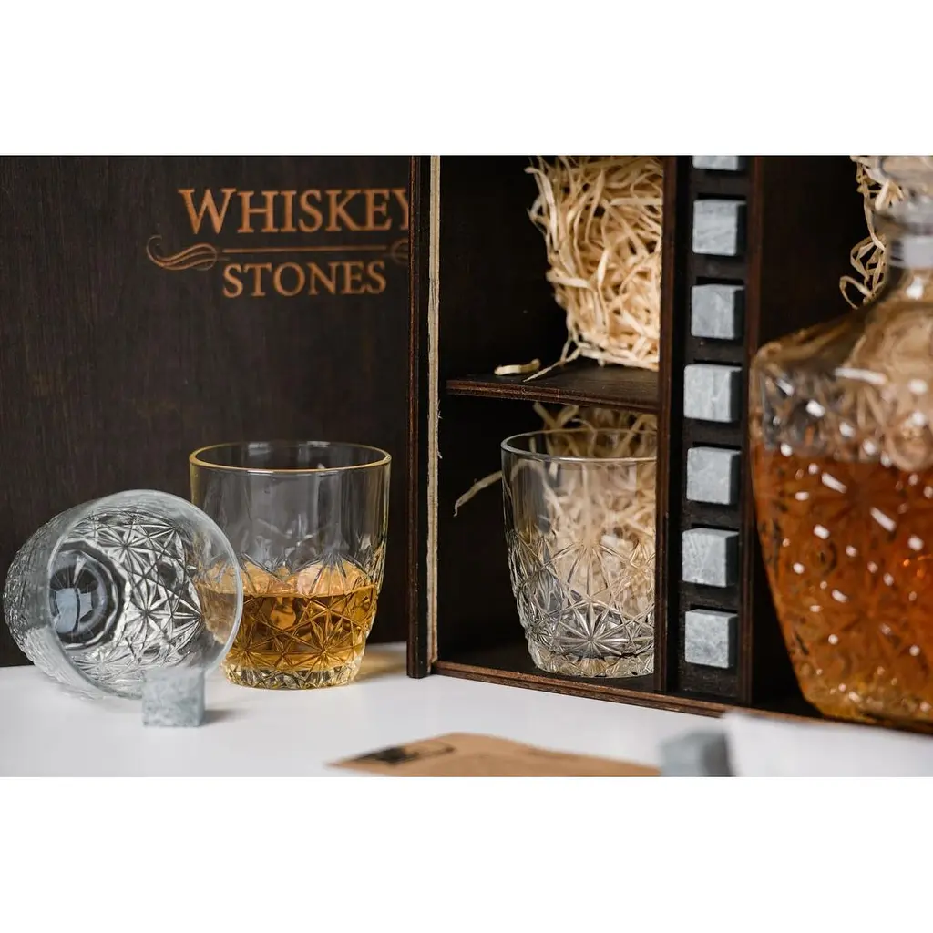 Подарунковий набір Whiskey Stones камені для віскі в дерев'яному пеналі №6 + декантер і 6 склянок Rocco Dedalo + щипці + мішечок - фото 7