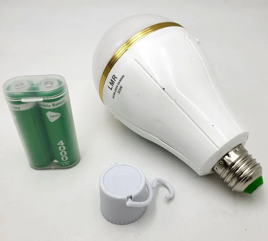 Світлодіодна LED-лампа акумуляторна (знімні 2 × 18650) автономна аварійна 30 W енергозберігаюча лампочка E27 UKC - фото 4