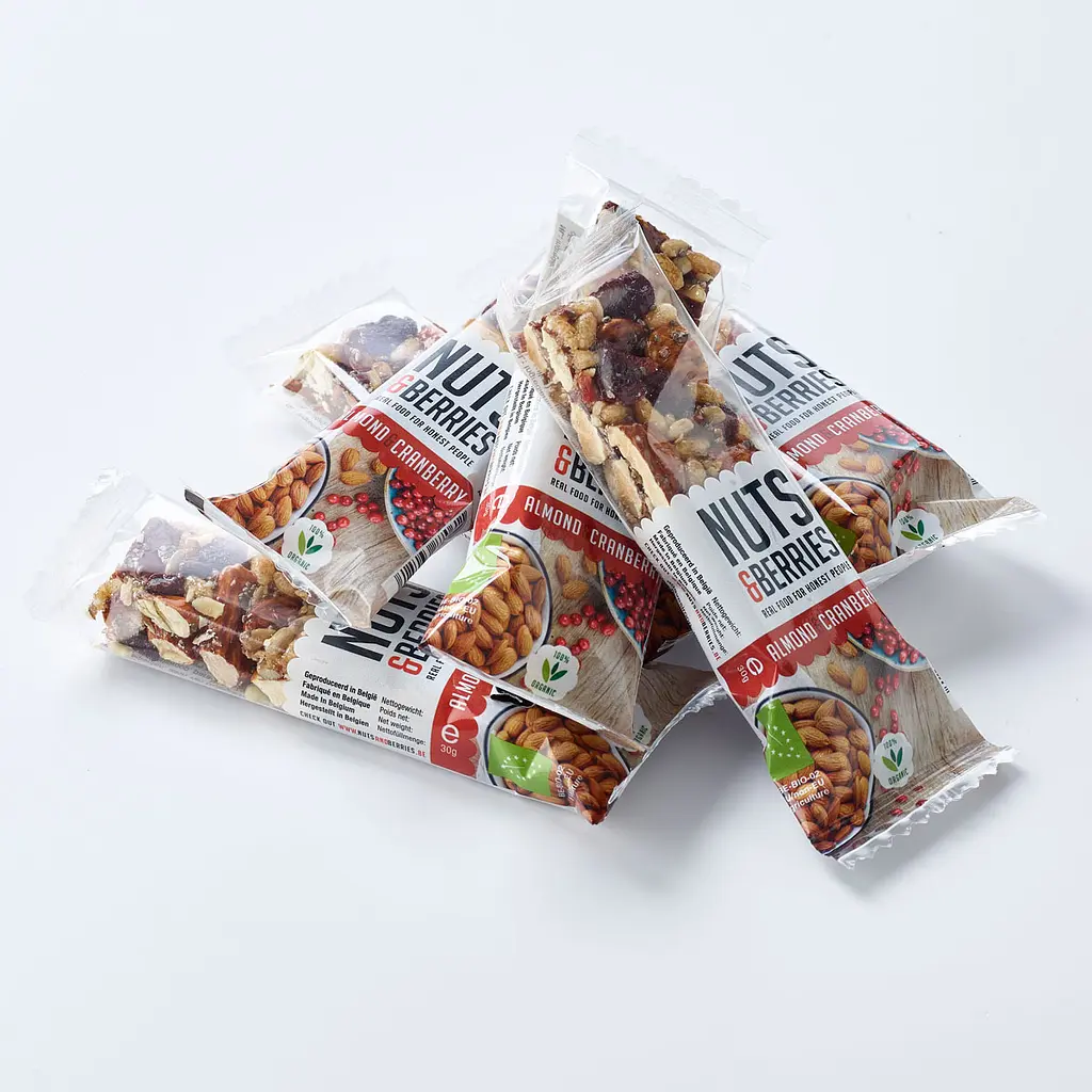 Батончик Nuts & Berries ореховый с миндалем и клюквой органический 30 г - фото 3