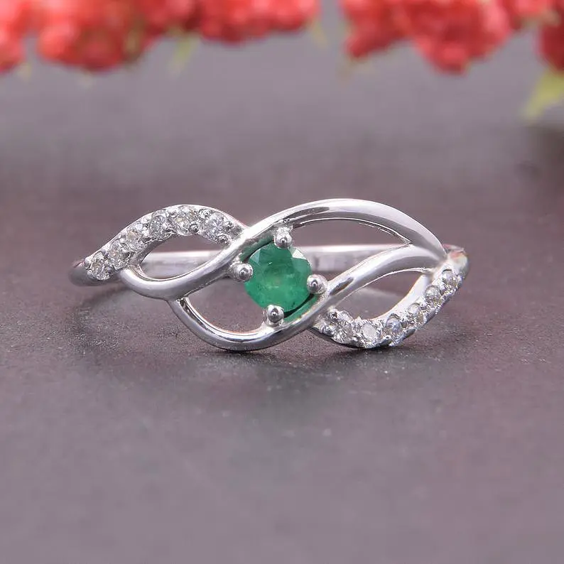 Каблучка з білого золота з ізумрудом 16 K-0146