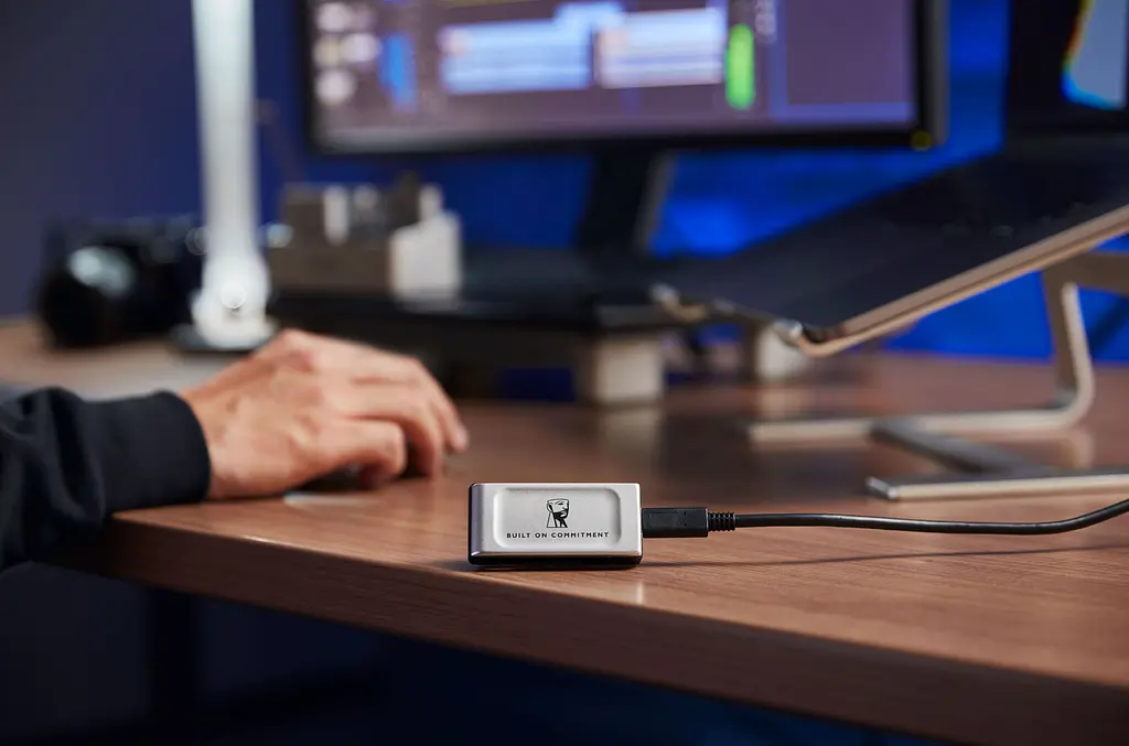 Накопичувач зовнішній SSD Portable USB 1.0ТB Kingston XS2000 BoC Silver (SXS2000/1000GA) - фото 3