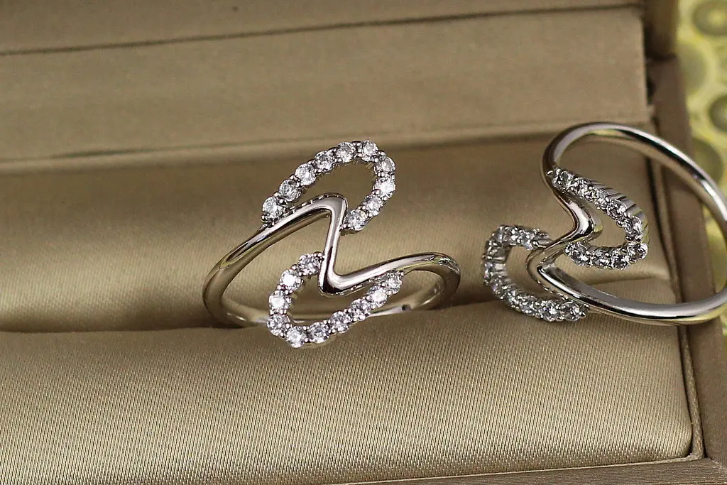 Кільце Xuping Jewelry вигадливий зигзаг р 18 сріблясте - фото 2