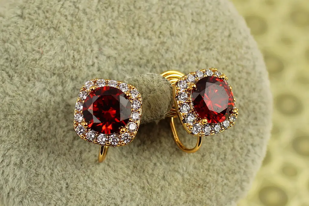 Серьги клипсы Xuping Jewelry Принцесса с красным камнем 11 мм золотистые - фото 3