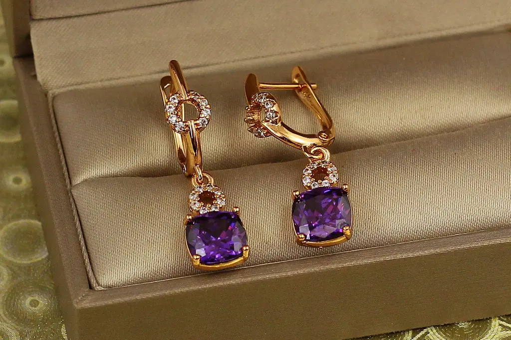 Сережки підвіски Xuping Jewelry куплет із фіолетовим каменем 3 см золотисті - фото 2