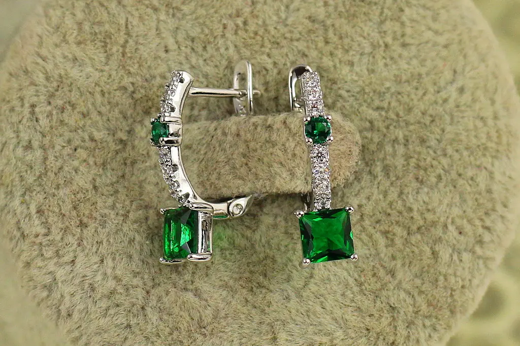 Сережки кільця Хuping Jewelry Чарівність з квадратним зеленим каменем 1,9 см сріблясті - фото 2