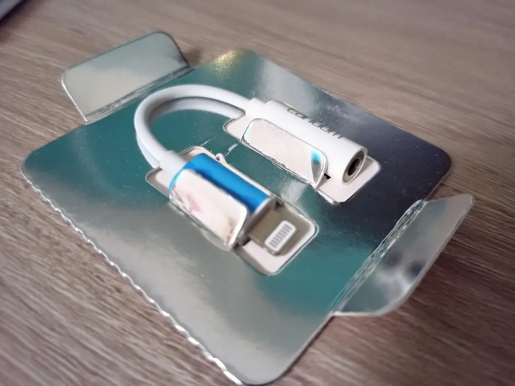 Переходник Earldom Lightning to headphone 3.5 мм jack ot49 аудиоадаптер - фото 3