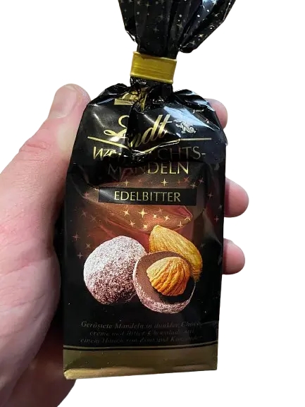 Шоколадні цукерки з мигдалем Lindt Weihnachtsmandeln Edelbitter 100г - фото 3