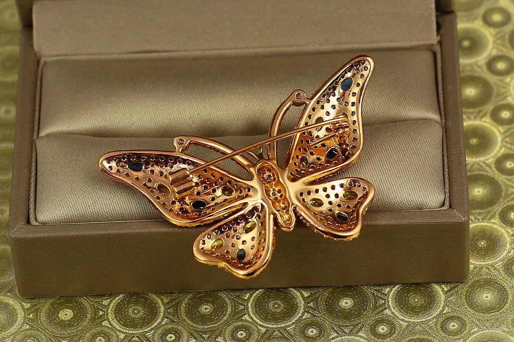 Брошка Xuping Jewelry метелик з жовтими і синіми каменями золотиста - фото 2