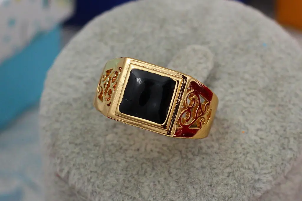 Печатка Xuping Jewelry чорний квадрат з завитками з боків р19 золотиста - фото 2