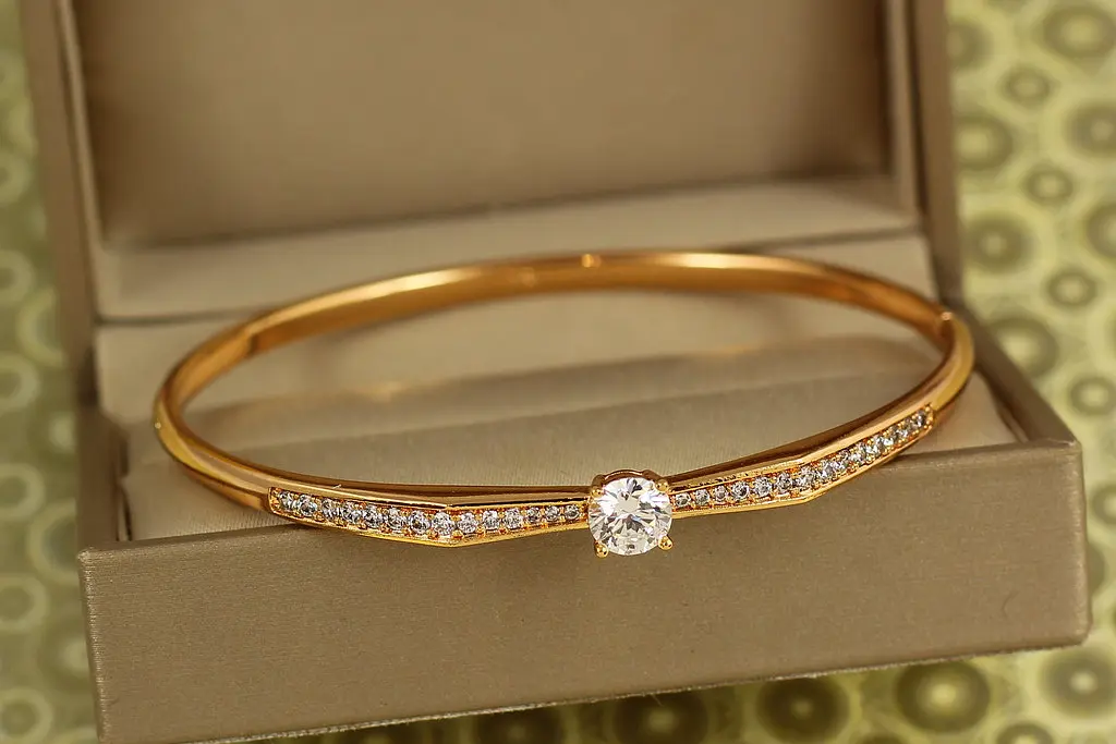 Браслет бенгл Xuping Jewelry Сяючий акцент 60 мм на руку від 17 до 19 см золотистий