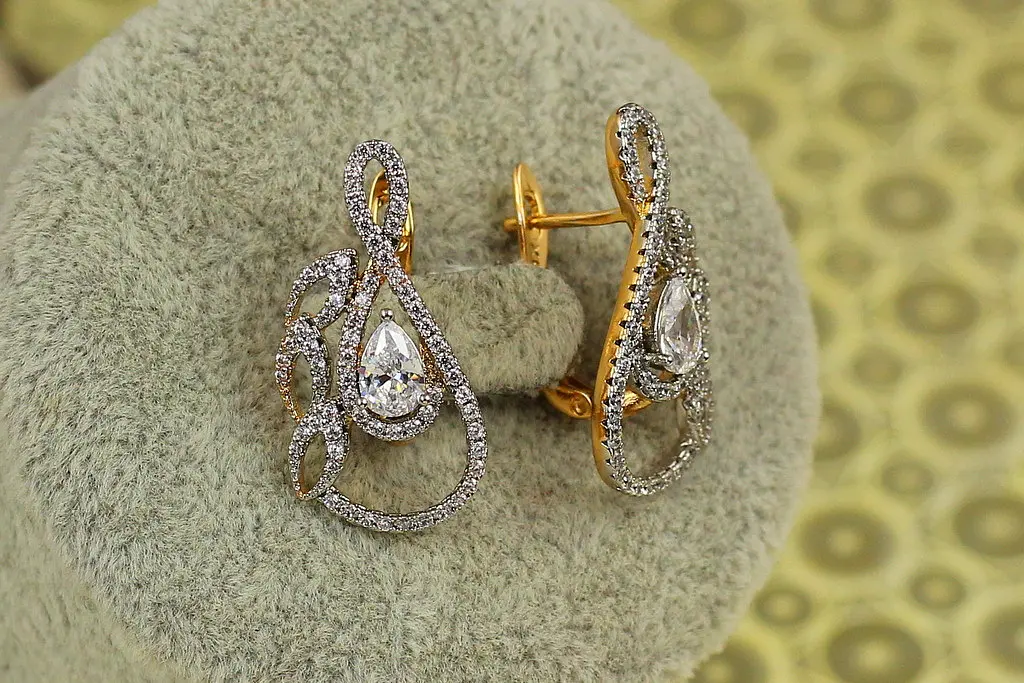 Сережки Xuping Jewelry Мелодія з родієм 2,4 см золотисті - фото 2