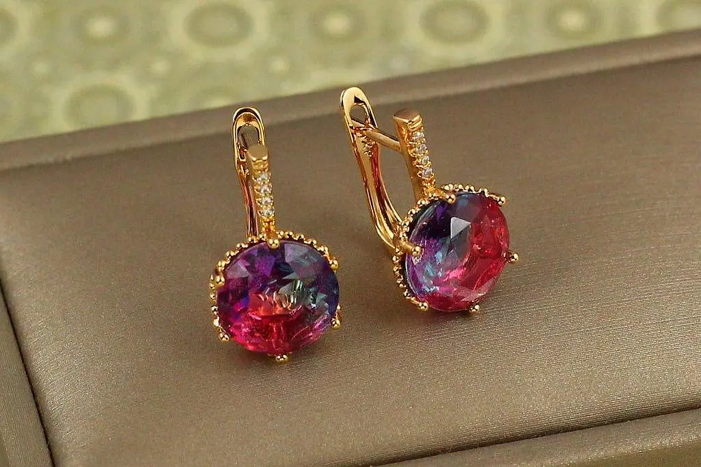 Сережки Xuping Jewelry з великим рожево-блакитним каменем шестигранна оправа 2 см золотисті